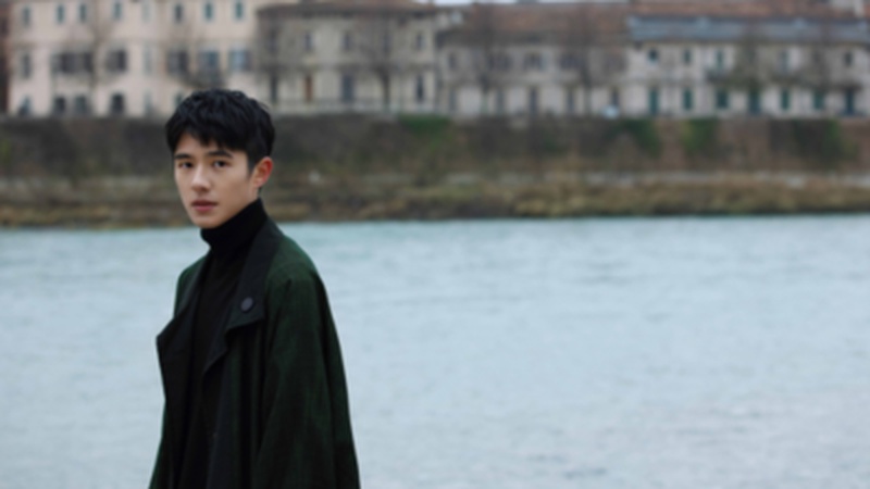 刘昊然周冬雨《1921》宣传同框默契互动引热议